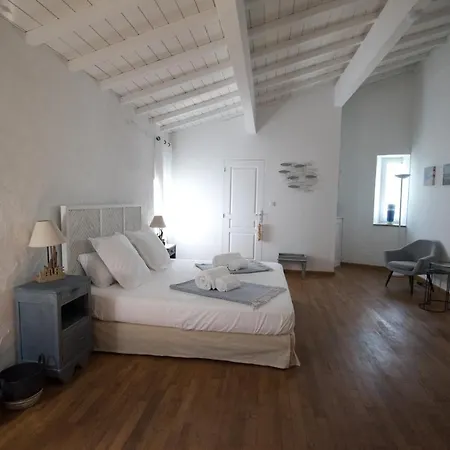 Les Cailloux Dorés Affittacamere 4*